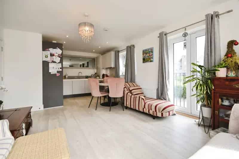 Apartment Near Amenities and Transport Links