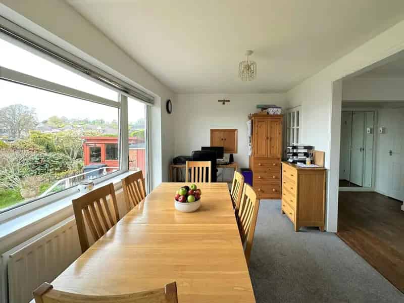 Spacious 3-Bedroom Detached House with Estuary Views
