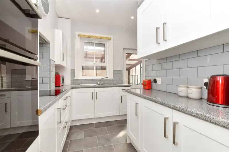 2 Bedroom Maisonette for Sale Near Epsom Town Centre