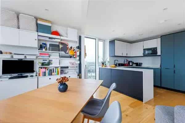 Luxury 3-Bed Apartment with City Skyline Views
