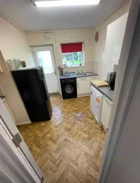 Spacious 1 Bedroom Flat with Private Gardens and Great Transport Links