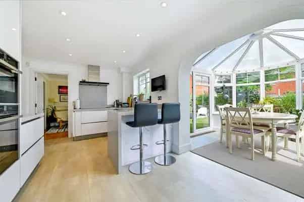 Executive Home Windsor 4 Bedrooms 3 Floors Modern Kitchen
