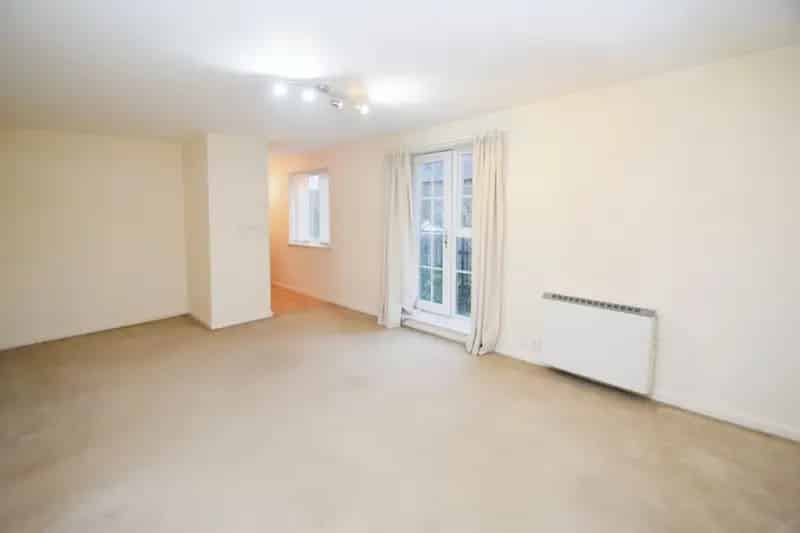 2 Bedroom Flat For Sale Near Public Transport