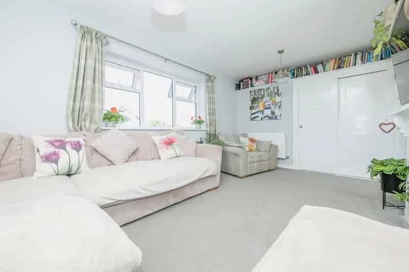 5 Bed House with Self Contained Studio and Large Garden