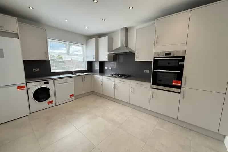 Stylish 3-Bedroom Apartment in Oakwood Near Underground Station