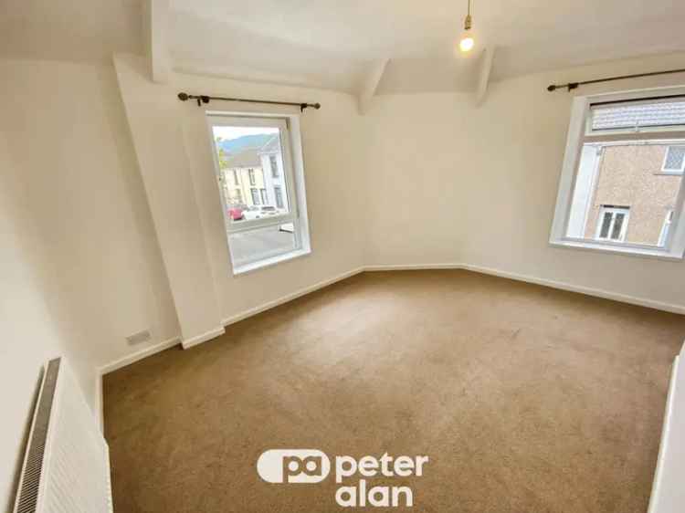 2 Bedroom Flat Near Town Centre