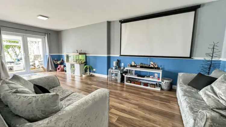 4 Bedroom House For Sale in Westbury