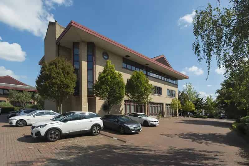 Refurbished Offices Watford - Modern Amenities and Ample Parking