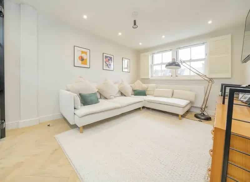 Spacious 1-Bed Split Level Apartment in Period Conversion