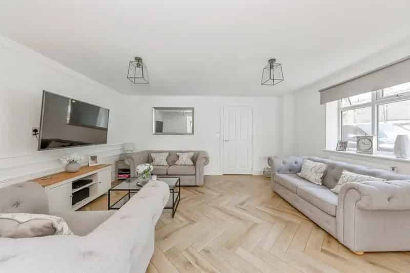 3 Bed Extended Home with Garden and Driveway