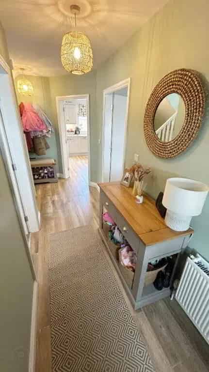 5 Bedroom Detached House with Large Gardens and Ensuite