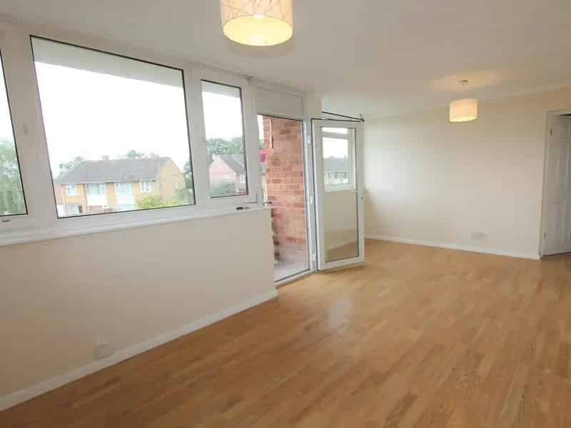 Warwick Town Centre Apartment - Modern Kitchen Balcony Parking