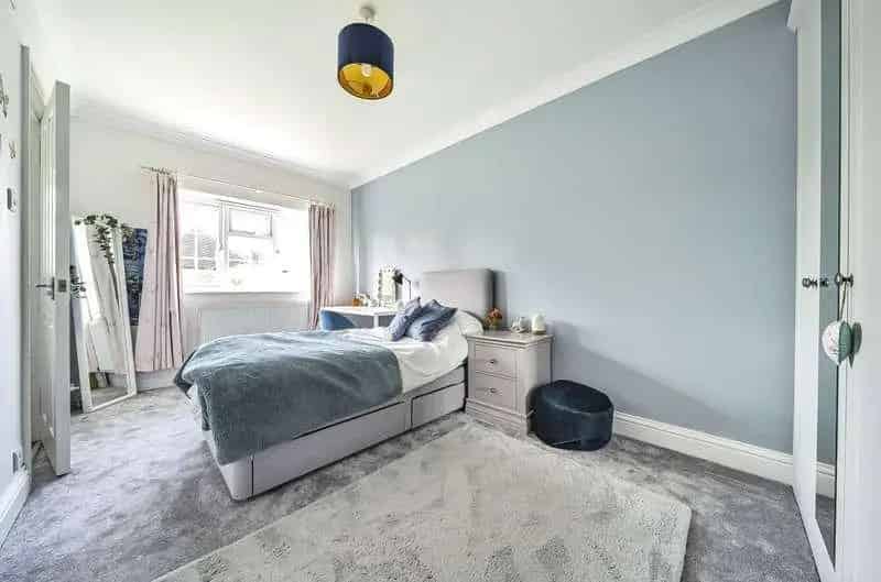 5 Bed House for Sale: Elegant Family Home with Modern Comforts