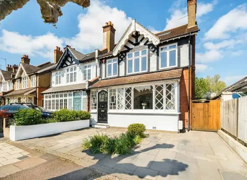 Six Bedroom House North Finchley Driveway Parking Freehold