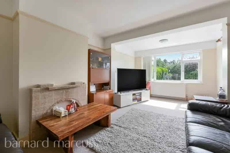 3 Bed Semi-Detached House Extended Living Space Large Garden