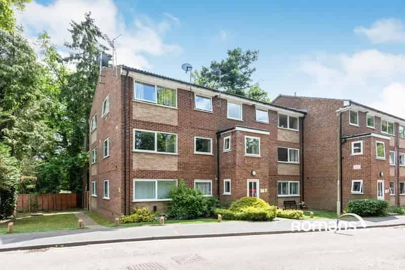 3 Bedroom Unfurnished Flat in Fleet Town Centre