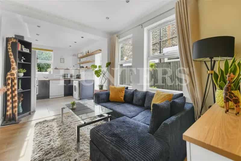 2 Bedroom Maisonette For Sale Near Tottenham Hale