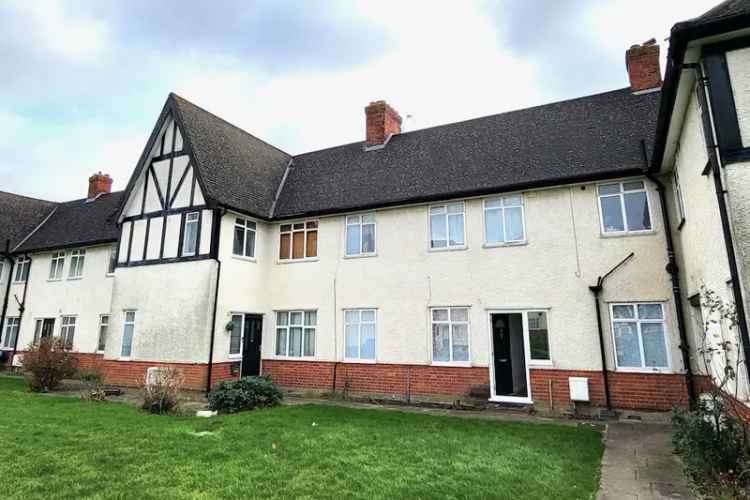 3 Bed Flat New Kitchen & Bathroom Ample Parking Excellent Commuter Location