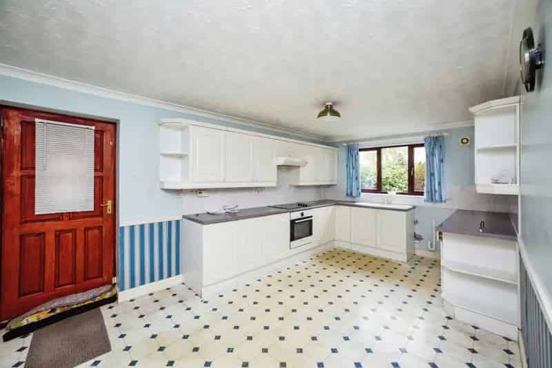 Huge Detached Family Home Four Bedrooms Large Garden