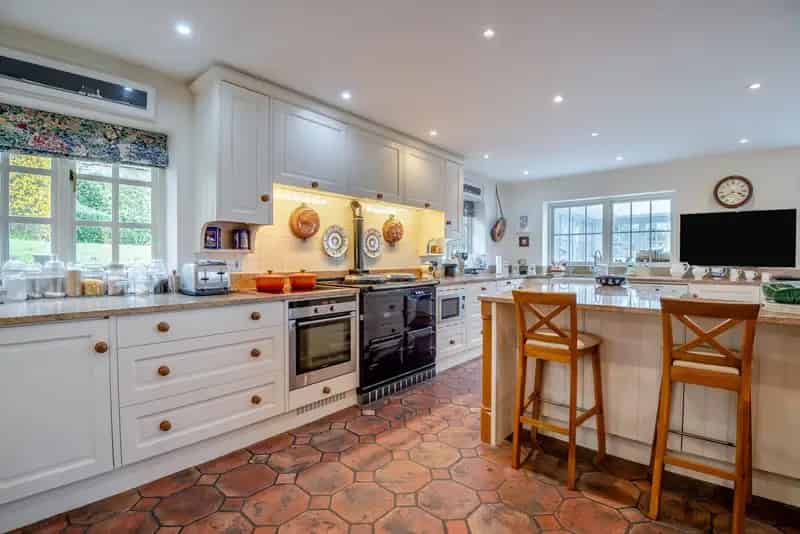 6 Bedroom Detached House Horton Hill Horton