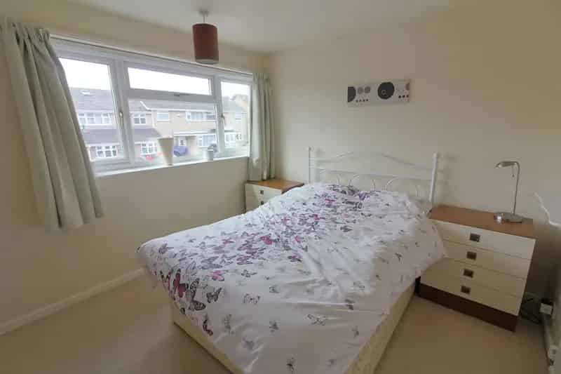 3 Bedroom Mid Terrace House For Sale