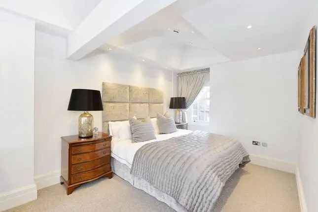 Town house to rent in Knox Street, Marylebone, London W1H, United Kingdom