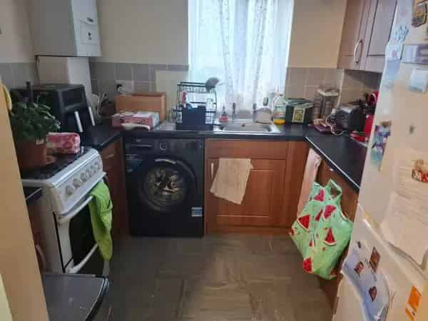 2 Bed House Kingswood Wheelchair Access Garden Parking New Kitchen