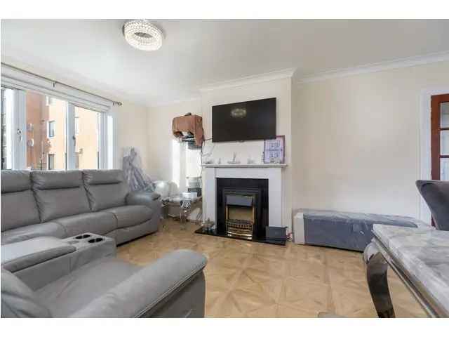 3 Bedroom Flat for Sale Near Queen's Park