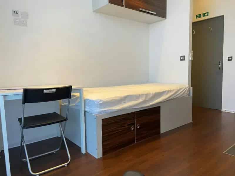 Guildford Studio Flat Students Only Bills Included