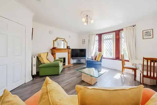 Spacious 2-Bedroom Lower Cottage Flat with Garden in Glasgow