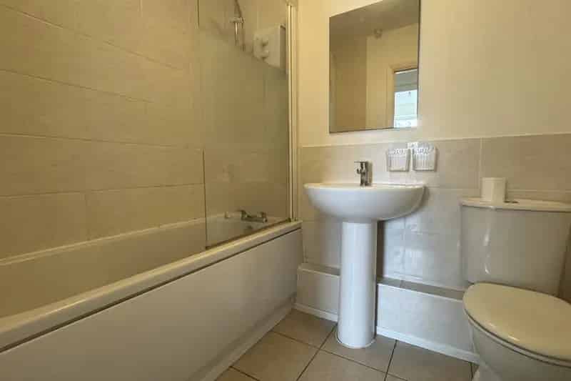 Modern 1-Bed Flat Near Town Centre