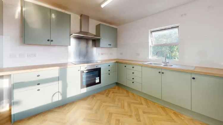 1 Bedroom in 10 Bedroom Student House Bath Recently Refurbished