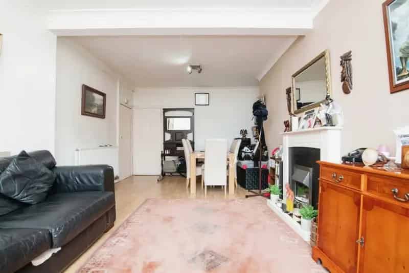 Two Bedroom House Near Black Lake Tram Stop