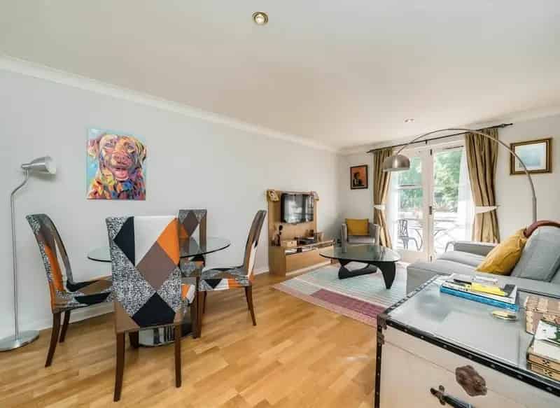 Spacious Double Bedroom Apartment in Gated Complex with Gym and Pool