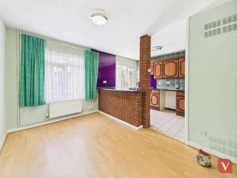 3 Bed Semi-Detached House For Sale Luton