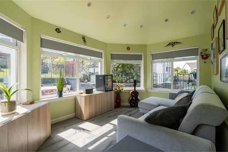 4 Bed Semi-Detached House with 3 Reception Rooms and Large Garden