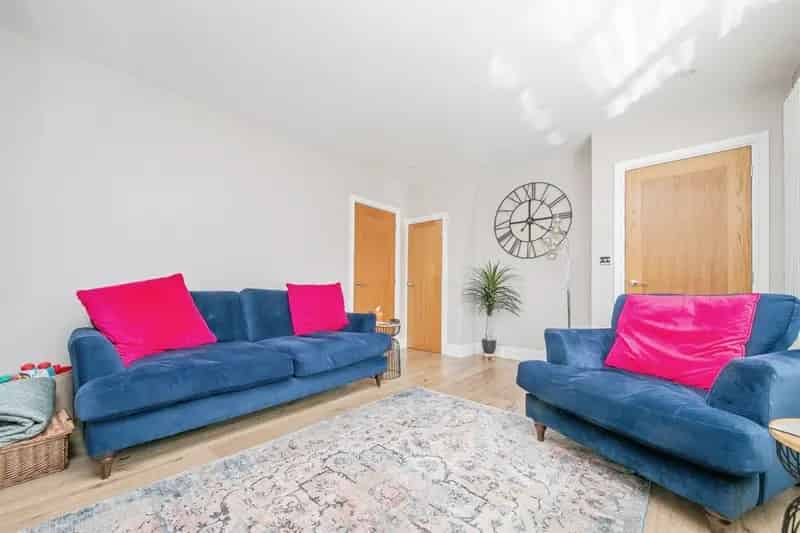 3 Bed House with Driveway Parking and Garden