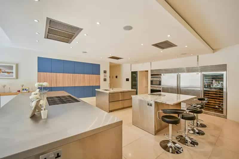 Stunning 5-Bedroom Detached House with Indoor Pool and Cinema Room