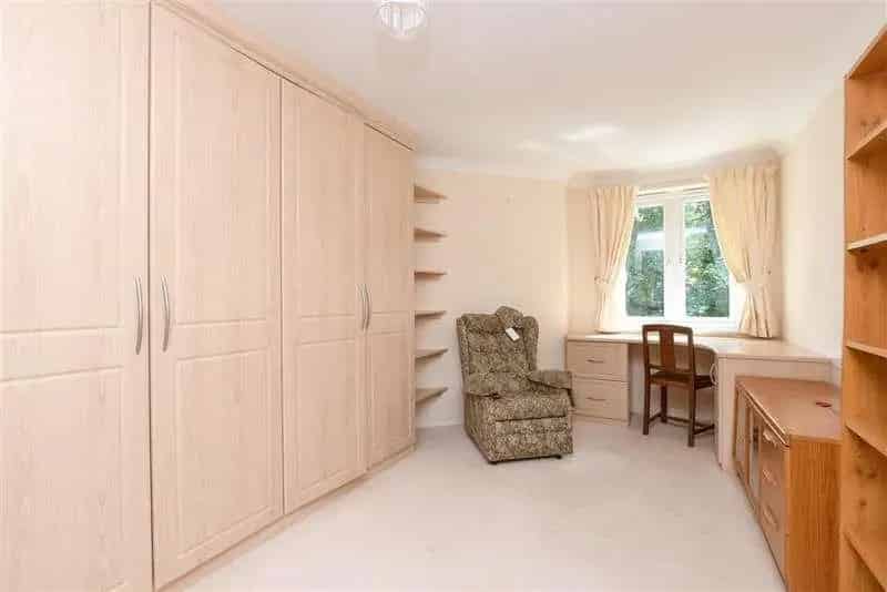 2 Bed Retirement Flat for Sale Near Shops and Transport