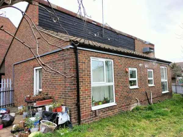 Bungalow For Rent in Mole Valley, England