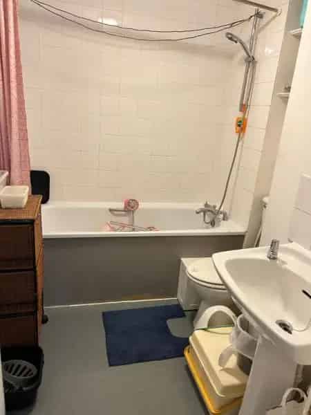 Spacious First Floor Flat Near Park and Station