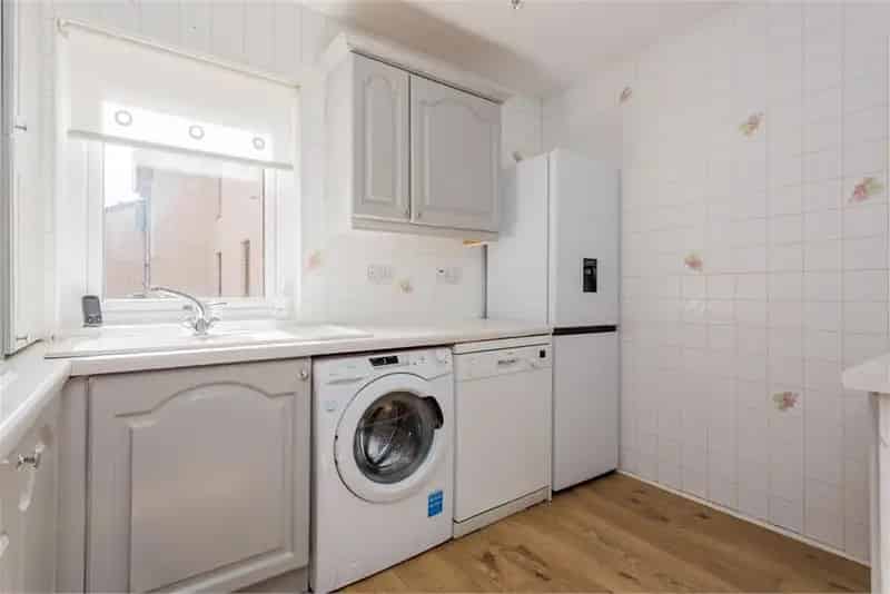 2 Bed Flat Near Brodie Park Paisley