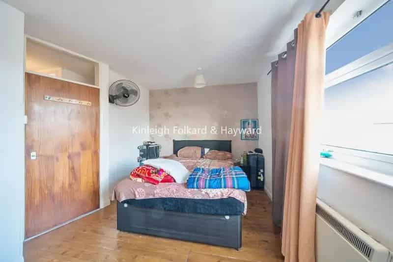 Spacious 2-Bed Maisonette Chain Free Separate Kitchen Living Dining Room