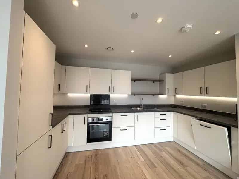 Spacious Three Bedroom Apartment with Balcony and En Suite Near Exeter City Centre