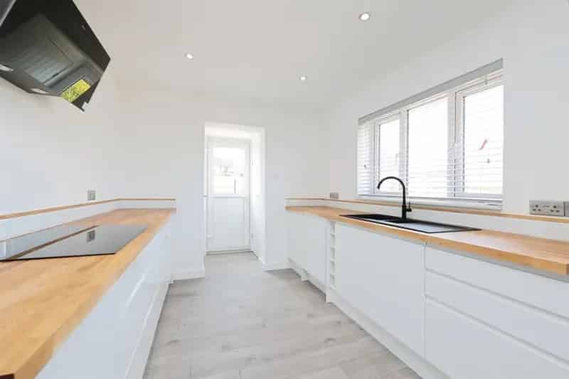 Three Bedroom House with Modern Kitchen and Gardens