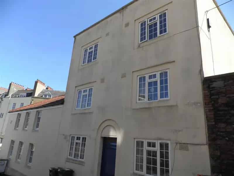 3 Bedroom Flat for Postgrad Students near Clifton Triangle
