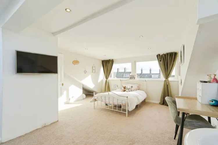 Four Double Bedroom End Terrace House in Yeadon