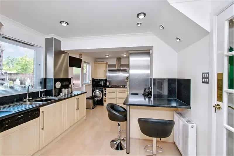 4 Bed Detached House with 3 Reception Rooms