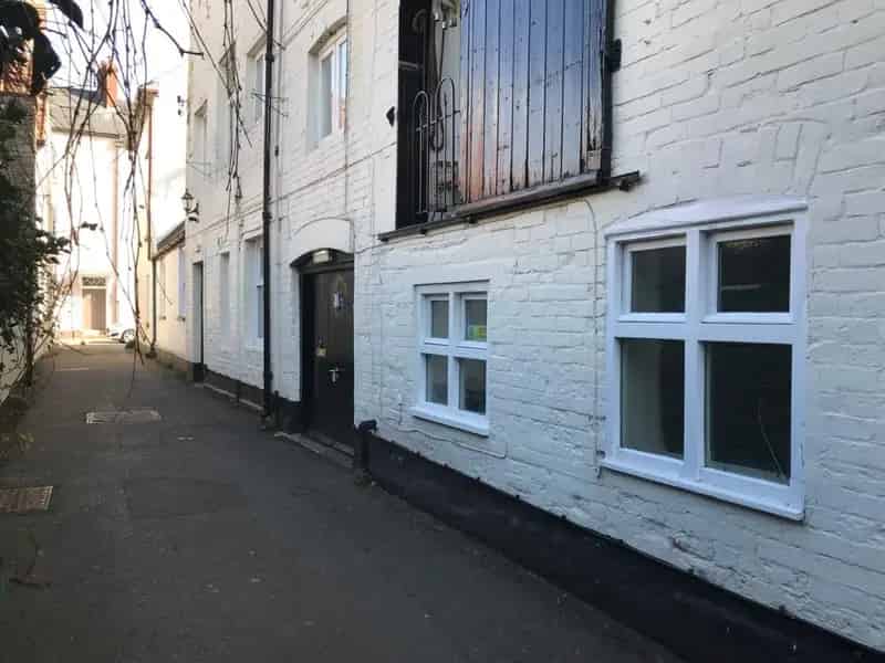 1 Bedroom Ground Floor Flat Near Amenities