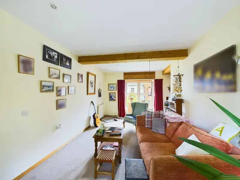 4 Bed Modern Property For Sale Near Town Centre
